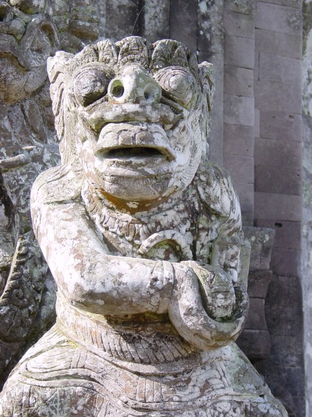 Figur am Tempel Ulun Danu.JPG -                                