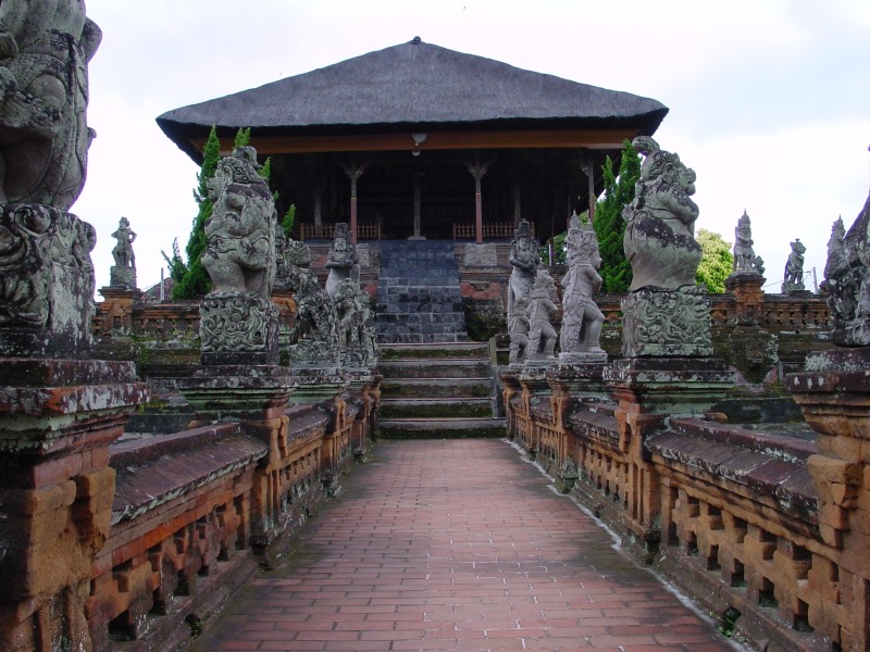 Klung Kung Bruecke zur grossen Gerichtshalle.JPG - Photos of Bali, Indonesia in March 2001