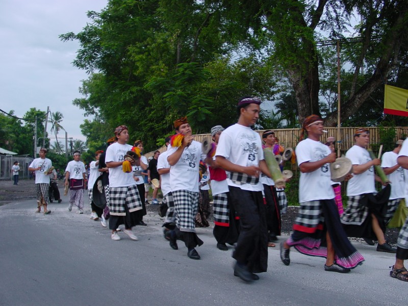 Musikanten an Nyepi 1.JPG - Photos of Bali, Indonesia in March 2001