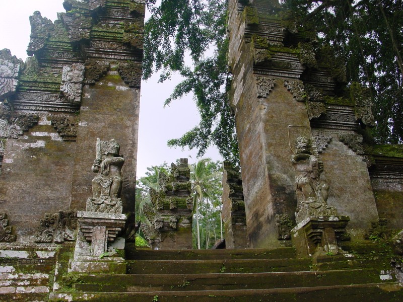 Tempel Kehen Gespaltenes Tor.JPG - Photos of Bali, Indonesia in March 2001