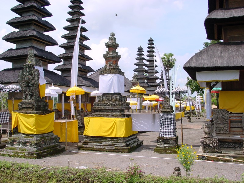 Tempel Taman Ayun 2.JPG - Photos of Bali, Indonesia in March 2001