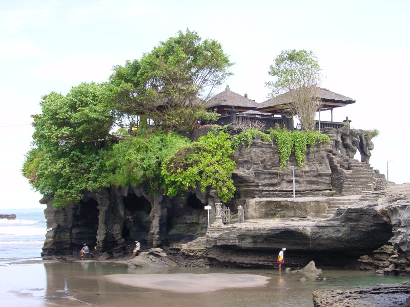 Tempel Tanah Lot 1.JPG - Photos of Bali, Indonesia in March 2001