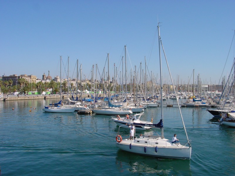 Blick auf Moll de la Fusta-Fussgaengerzone von Rambla del Mar-Holzbruecke.JPG -                                