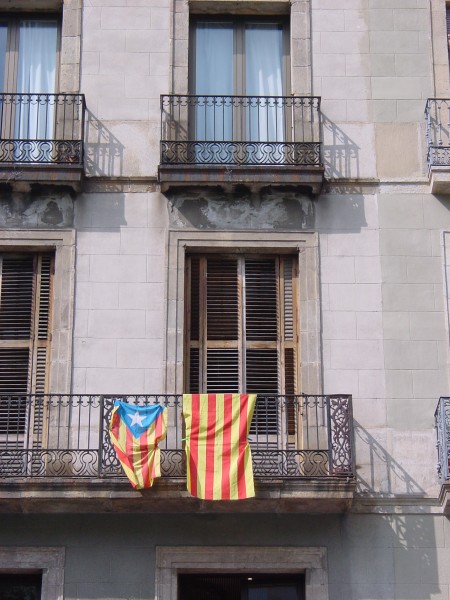 La Rambla - Wohnhaus mit katalanischen Fahnen.JPG -                                