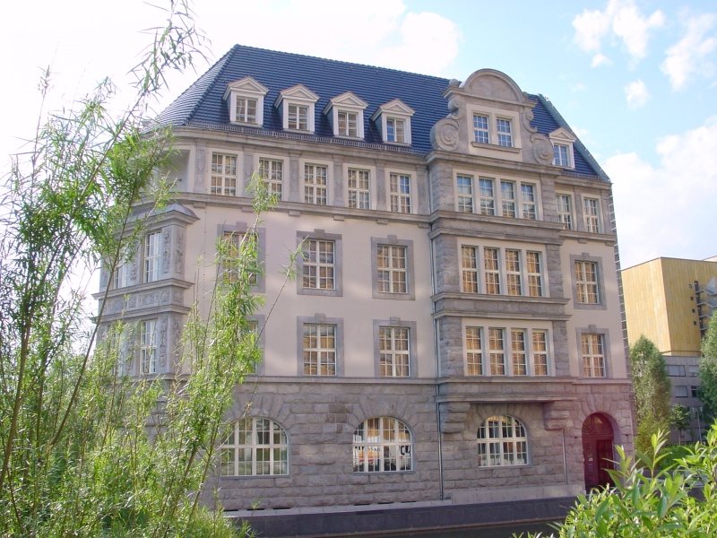 Altes Haus gegenueber DaimlerChrysler-Gebaeude.jpg -                                
