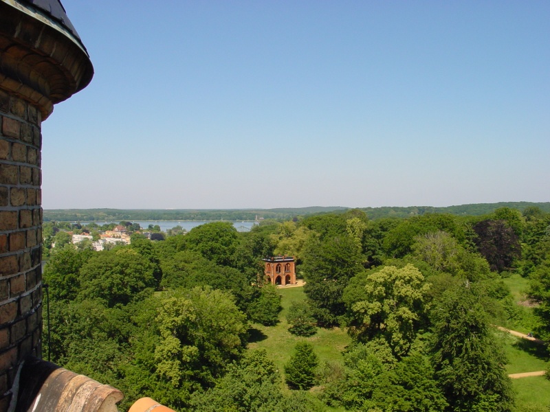 Babelsberg Park - Flatowturm Blick auf Gerichtshalle.JPG -                                