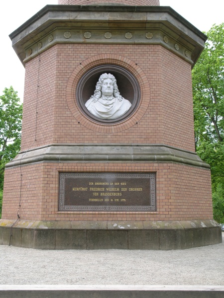 Hakenberg - Denkmal Schlacht bei Fehrbellin (nah).JPG - OLYMPUS DIGITAL CAMERA         