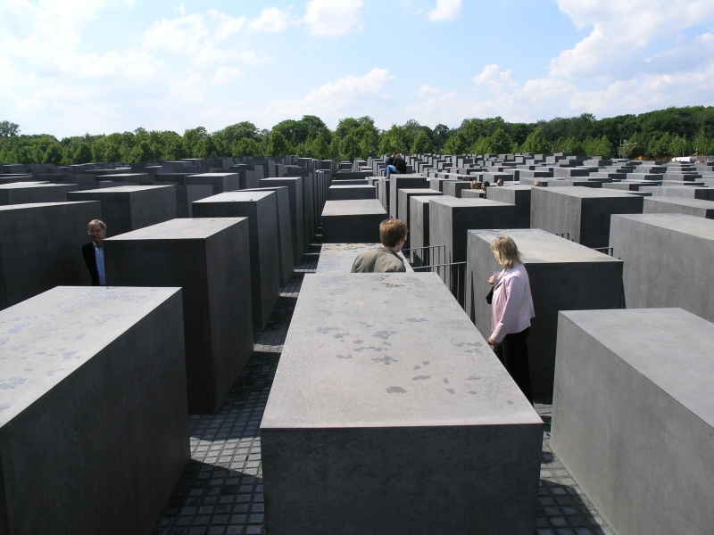 Holocaust-Mahnmal - Blick auf Steelenfeld 2.JPG - OLYMPUS DIGITAL CAMERA         