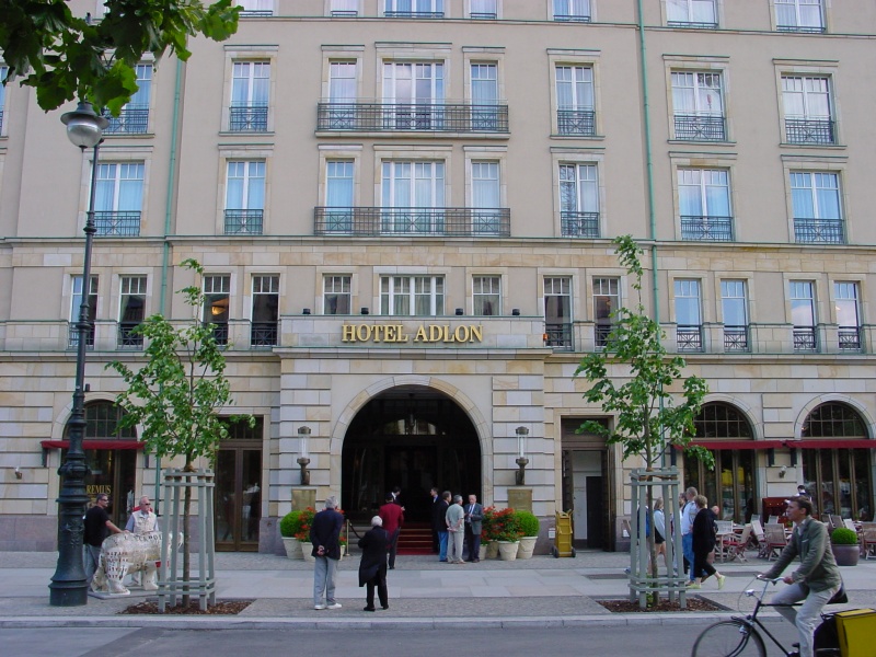 Hotel Adlon Eingang.jpg -                                