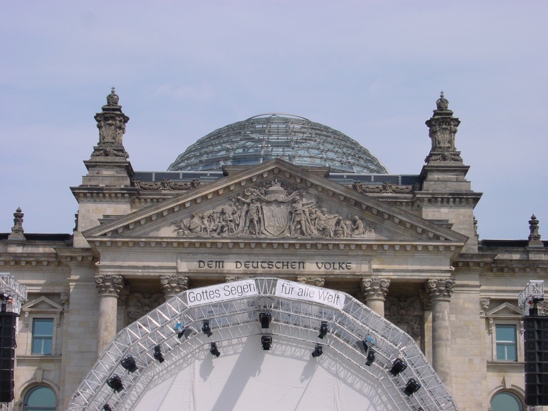 Reichstag nah (mit Buehne anlaesslich Kirchentag).JPG -                                