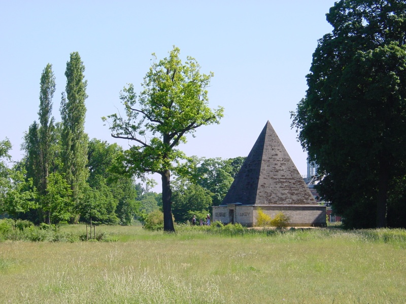 Schlosspark Cecilienhof - Pyramide.JPG -                                