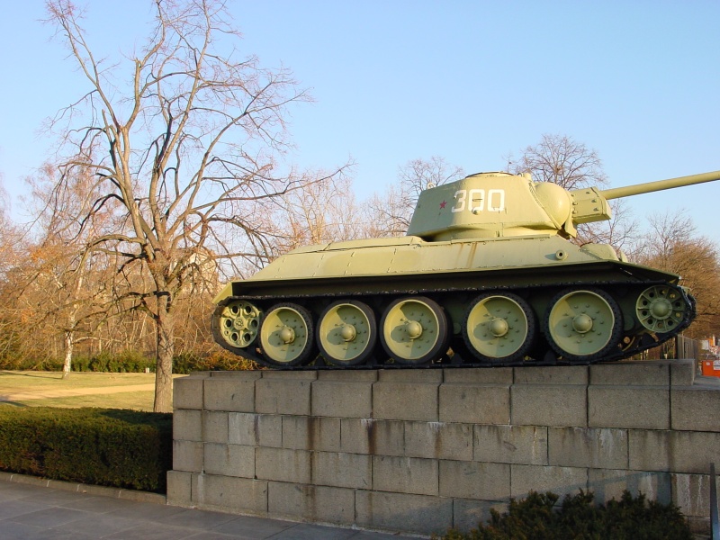 Sowjetische Kriegerdenkmal - Panzer.JPG -                                