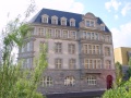 Altes Haus gegenueber DaimlerChrysler-Gebaeude