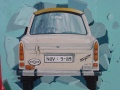 Mauerrest mit Trabbi