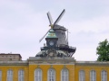Orangerie und Windmuehle nah
