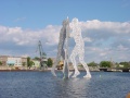 Skulpturen auf Spree bei Treptowern