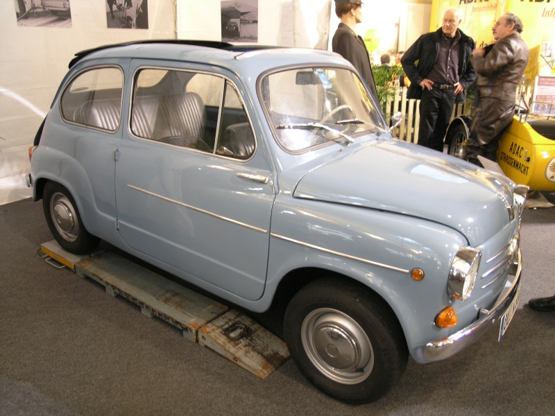 Fiat 600 (vorne seitlich).JPG - OLYMPUS DIGITAL CAMERA         