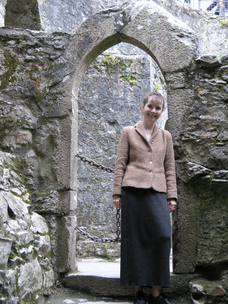 Blarney Castle - Birgit vor Torbogen 2.JPG - Photos of Ireland, in June 2005