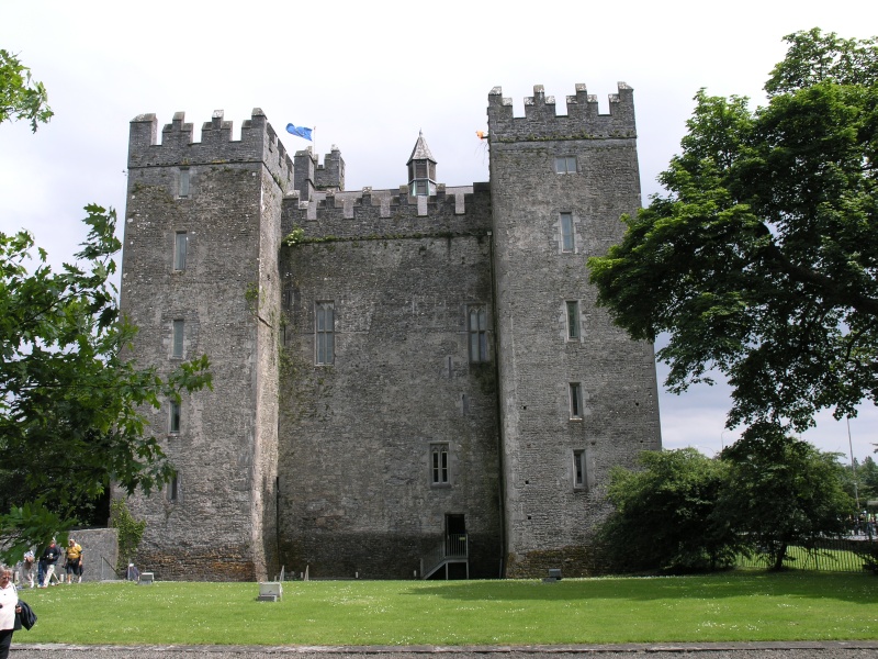 Bunratty Castle - Frontalansicht.JPG - Photos of Ireland, in June 2005