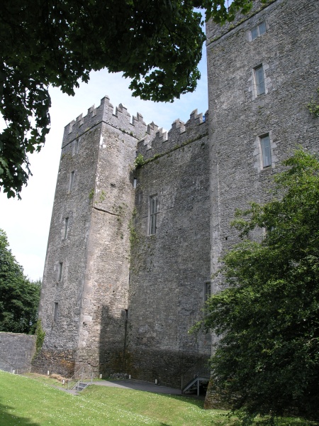 Bunratty Castle - Seitenansicht.JPG - Photos of Ireland, in June 2005
