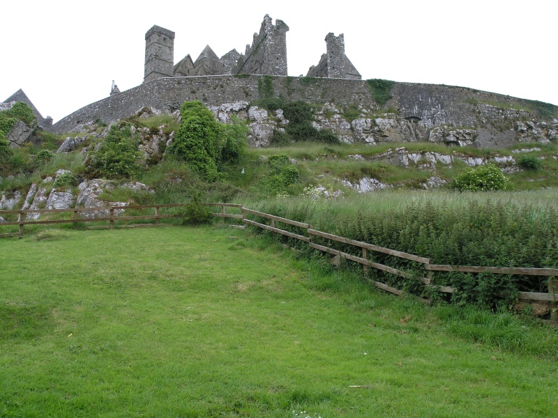 Cashel - Rock of Cashel von unten 1.JPG - Photos of Ireland, in June 2005