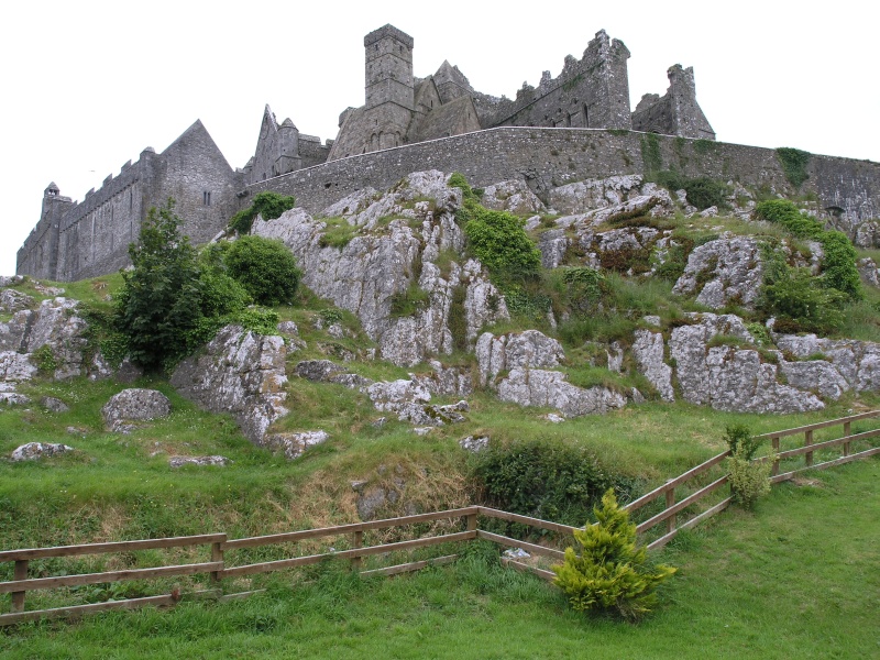 Cashel - Rock of Cashel von unten 2.JPG - Photos of Ireland, in June 2005