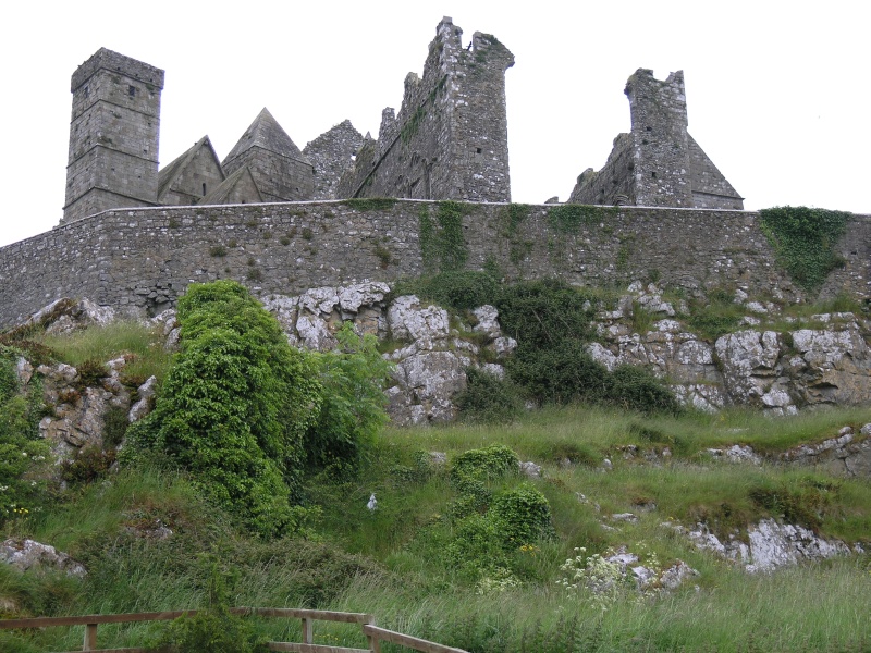 Cashel - Rock of Cashel von unten nah.JPG - Photos of Ireland, in June 2005
