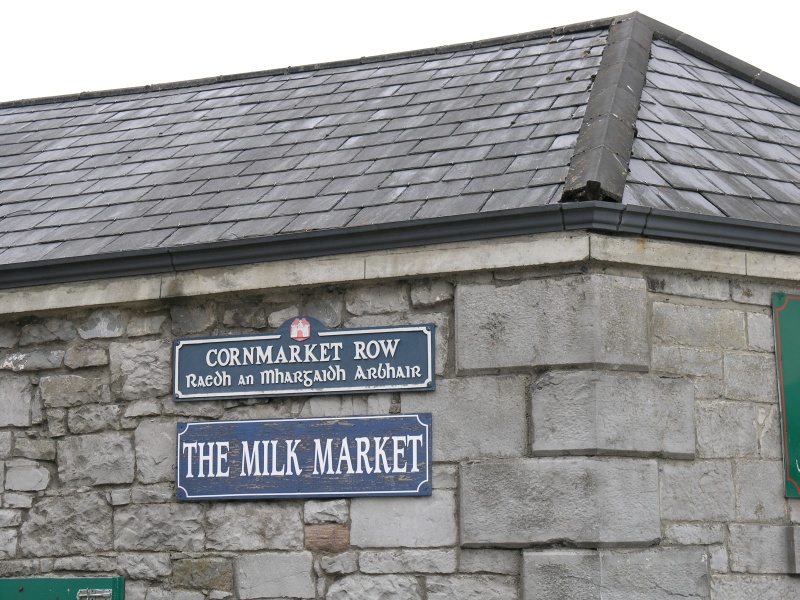 Limerick - Milk Market Strassenschild.JPG - Photos of Ireland, in June 2005