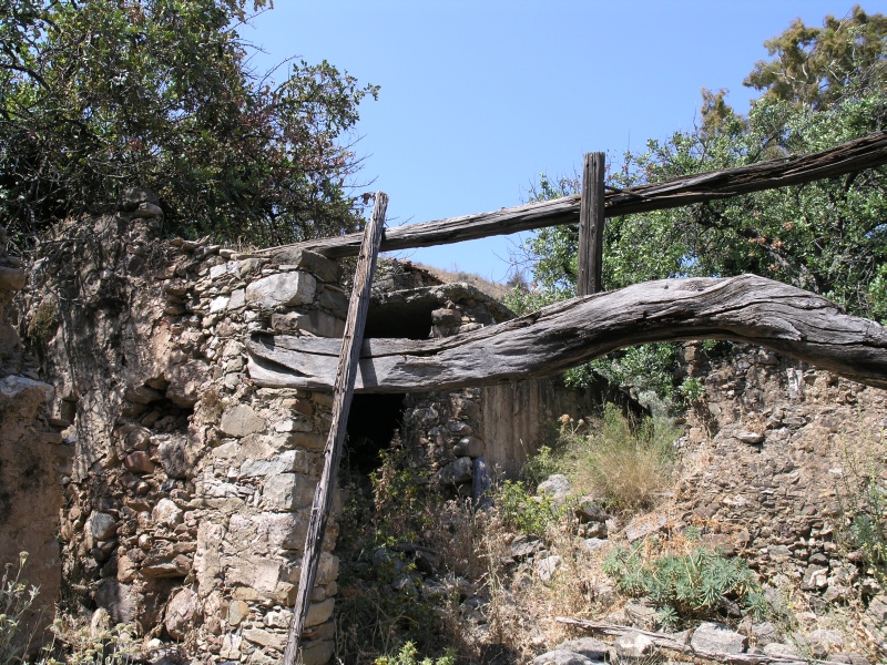 Amari-Becken - Unbekannte Ruine Raeume 5.JPG - OLYMPUS DIGITAL CAMERA         