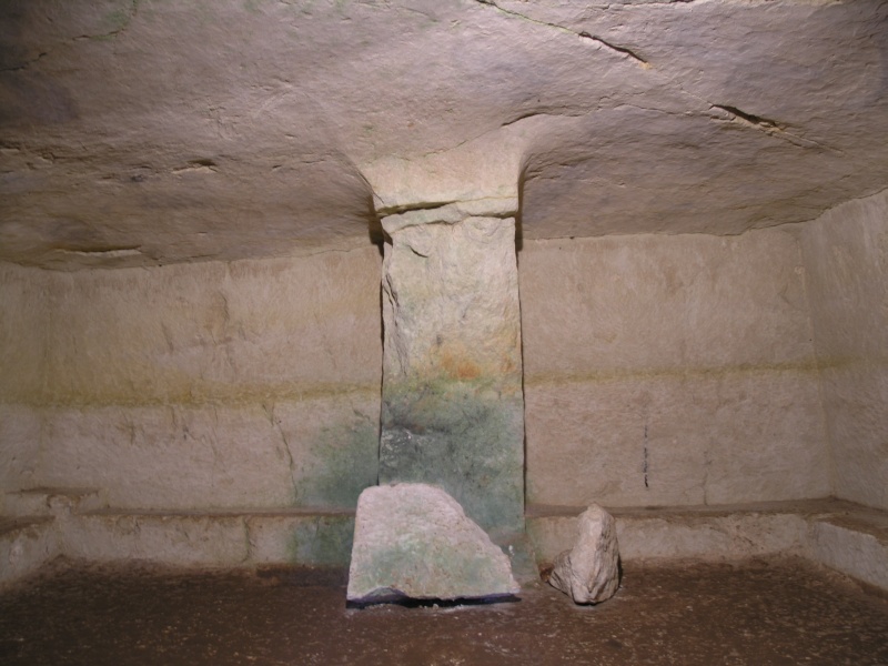 Armeni - Minoische Nekropole Grabkammer (ohne Blitz).JPG - OLYMPUS DIGITAL CAMERA         