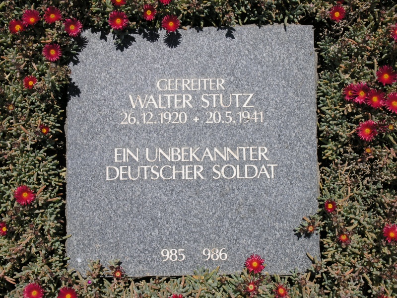Maleme - Deutscher Soldatenfriedhof Grabstein.JPG - OLYMPUS DIGITAL CAMERA         