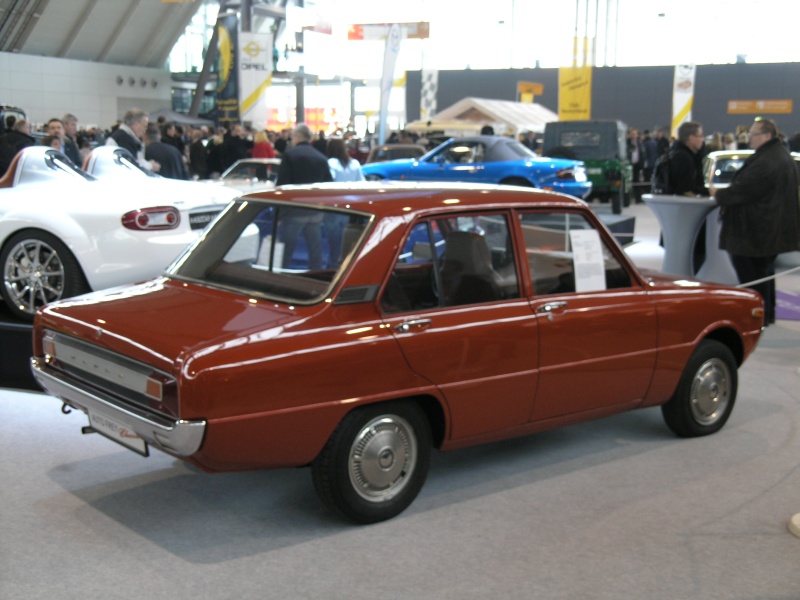 Mazda 1300 (seitlich hinten).JPG - OLYMPUS DIGITAL CAMERA         