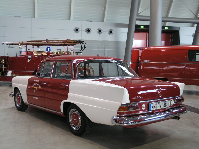 Mercedes 200 Feuerwehr-Kommandowagen (hinten).JPG - OLYMPUS DIGITAL CAMERA         