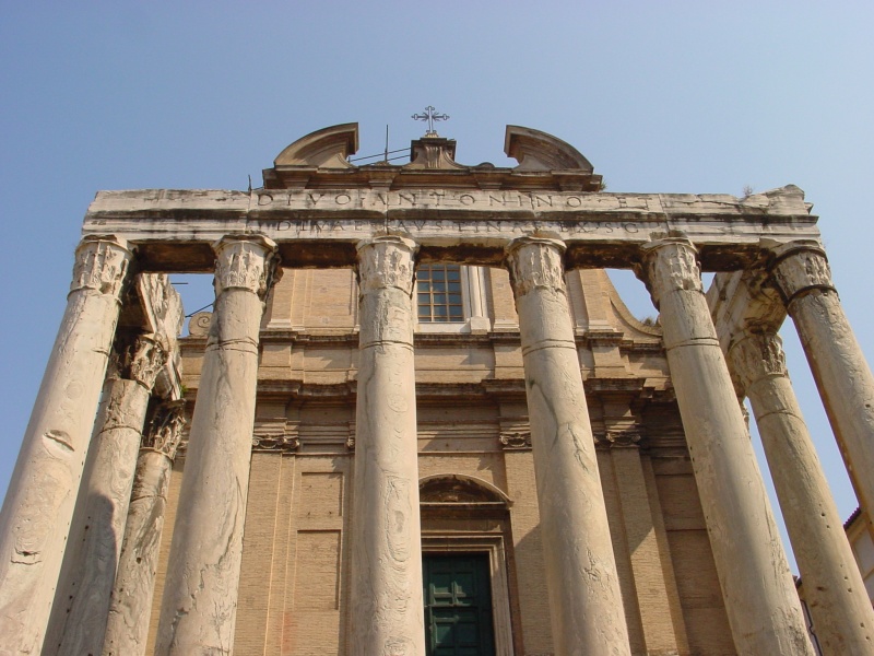 Forum Romanum - Tempel des Antonius und der Faustina, nah.JPG -                                