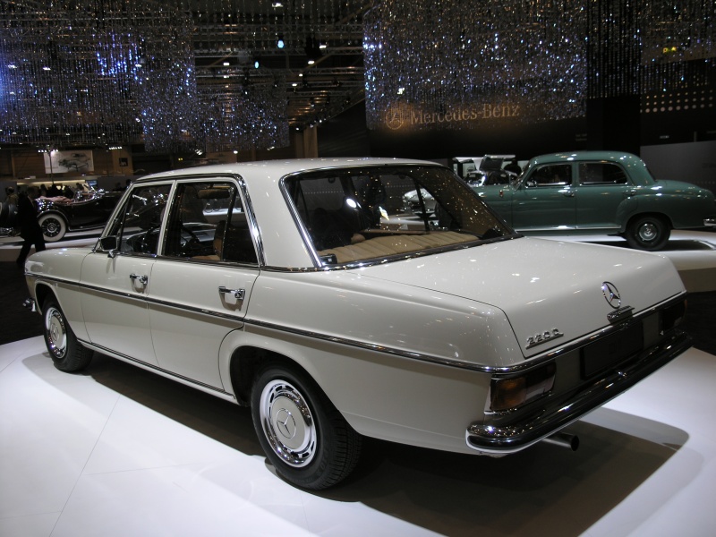 Mercedes 220 D ('Strich-Acht') (hinten).JPG - OLYMPUS DIGITAL CAMERA         